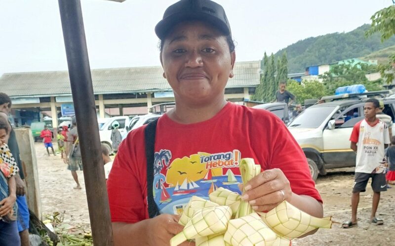 Pedagang Papua rutin terima pesanan daun ketupat saat Idul Adha